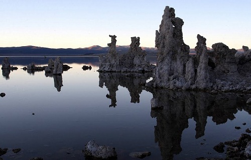 Tháp đá đẹp lạ lùng tại hồ Mono
