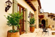 Trang trí hiên nhà ấn tượng với cây xanh và chậu hoa 1