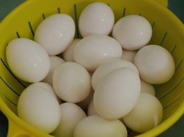 Học cách làm trứng vịt muối tại nhà cực dễ và ngon - 1