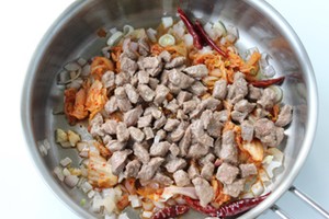 Kim chi xào thịt bò chua cay đổi món ngày cuối tuần 9