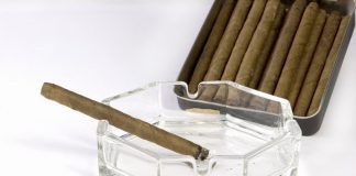 Mẹo tẩy sạch nhựa thuốc lá bám trên gạt tàn - 1