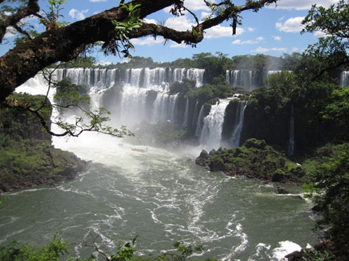 Thác Iguazu nhìn từ Argentina.
