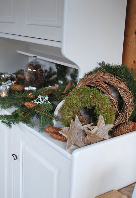 Trang trí nhà Giáng sinh với lá thông và quả thông - 2
