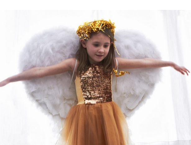 Cách làm cánh thiên thần bằng lông vũ cho bé diện Trung thu8