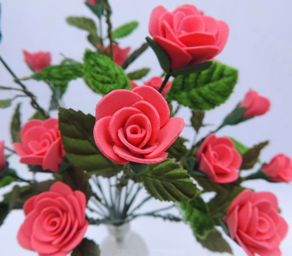 Học nhanh cách làm hoa hồng bằng giấy xốp tặng thầy cô7
