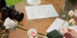 Cách cắm hoa hồng hình trăng lưỡi liềm đẹp mà sang - 1