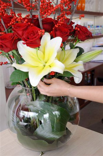 Cách cắm hoa ly ngày Tết cho phòng khách thêm đẹp - 5