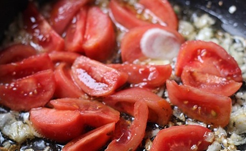 Cá nục sốt cà chua đậm đà đưa cơm cho bữa tối