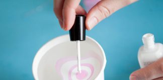 Độc đáo với cách vẽ nail cẩm thạch bằng... nước