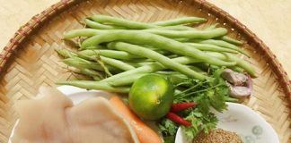 Giòn ngon, ngọt mát với gỏi đậu cô ve tai heo