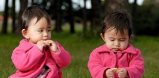 Ông bố Hòa Bình sốc khi chỉ một trong hai bé sinh đôi là con mình