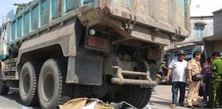 Xe ben cán nát hai chân người phụ nữ bán bánh mì