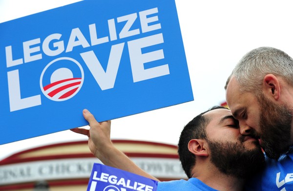 Chùm ảnh: Những nụ hôn lãng mạn nhất trong ngày lịch sử của cộng đồng LGBT Mỹ