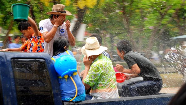 Du lịch Thái Lan dự lễ hội té nước