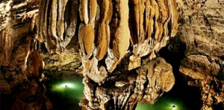 Ngỡ ngàng trước vòng cung hang động kỳ vĩ ở Tân Hóa