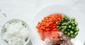 Nấu cháo tôm bổ dưỡng ăn sáng đầu tuần