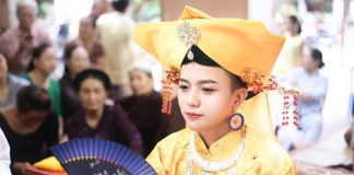 Dân mạng “phát sốt” với “mỹ nam hầu đồng”