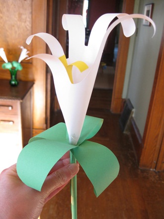 Hướng dẫn bé tự làm hoa loa kèn giấy dễ dàng tặng mẹ