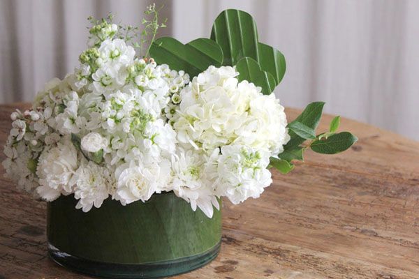 Cách cắm hoa cẩm tú cầu đẹp tinh tế với lá chuối