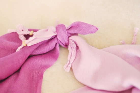 Cách tạo áo khoác dịu dàng từ khăn quàng cổ