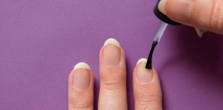 Vẽ móng tay đơn giản mà đẹp với vòng xoắn chơi Tết