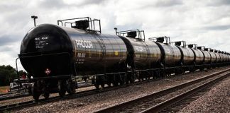 Giá dầu tăng mạnh nhất 2 tuần khi lưu kho giảm đột biến