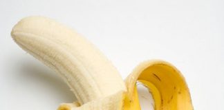 Cách chăm sóc da nhiều khuyết điểm bằng vỏ chuối