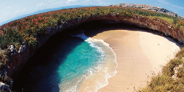 Khám phá bãi biển nằm dưới hố sâu tuyệt đẹp