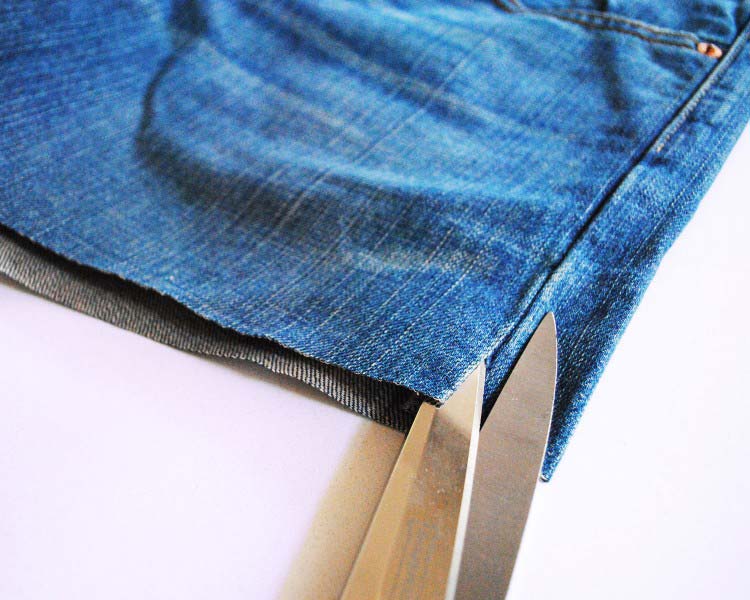 Tự chế quần jeans cũ thành rách lòi túi cực hot   - 5