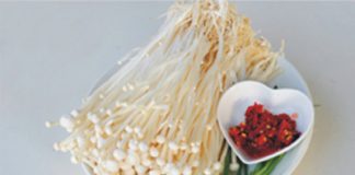 Nấm hấp cay nóng khai vị bữa ăn ngày lạnh