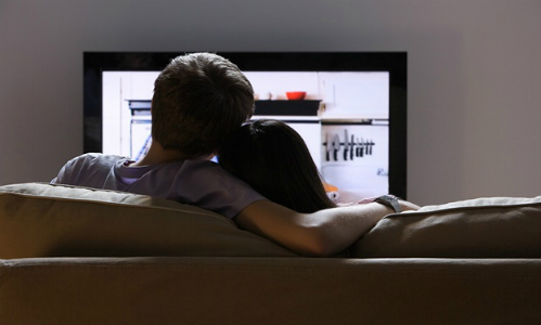 Tư thế xem TV tiết lộ độ mặn nồng của vợ chồng bạn