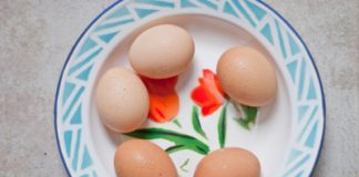 Trứng chiên đậu phụ rưới sốt cay cực lạ