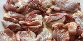 Làm sao để nấu thịt gà sốt xá xíu?