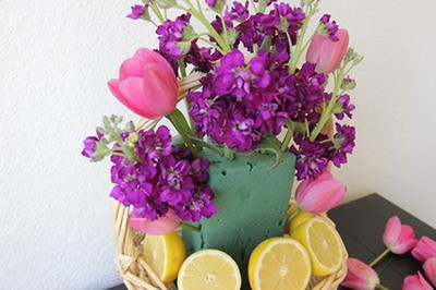 Cách cắm giỏ hoa để bàn màu tím cho cuối tuần lãng mạn