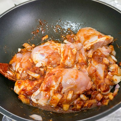 Cách làm gà kho khoai tây kiểu Hàn tuyệt ngon