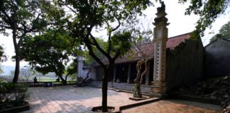 Thăm di tích chùa Trầm