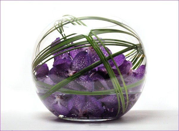 Những cách cắm hoa cực xinh trong bình thủy tinh tròn