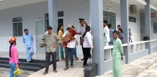 Bé trai chết tại điểm giữ trẻ do sặc cháo