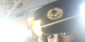 Người mẫu đăng ảnh “vui vẻ” với phi công trong buồng lái