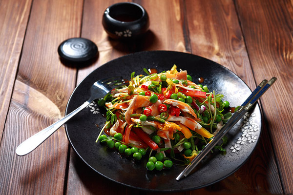 Làm salad gà màu sắc đổi món cho bữa ăn