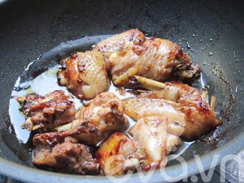 Mát trời ăn gà nấu rô ti nước dừa