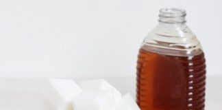 Da mịn màng nhờ xà phòng mật ong tự chế