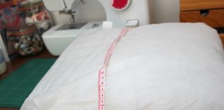 Cách làm gối bông từ áo cardigan cũ