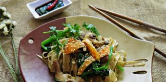 Bánh đa xào lòng gà hấp dẫn