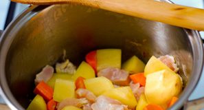 Làm sao để nấu thịt gà hầm khoai tây nhanh mà ngon?