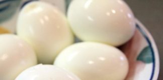 Bữa cơm hấp dẫn với trứng chiên sốt chua cay