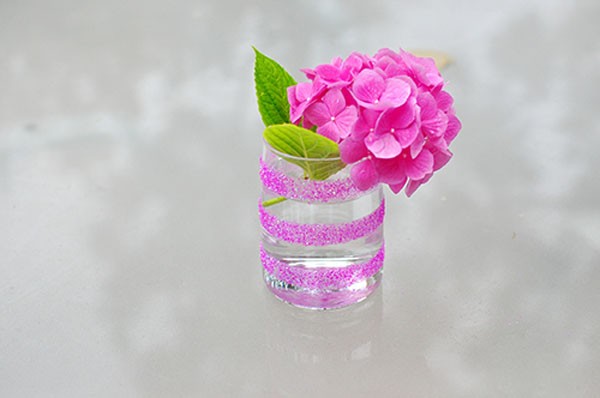 5 cách tái chế chai lọ thủy tinh thành bình cắm hoa siêu đẹp