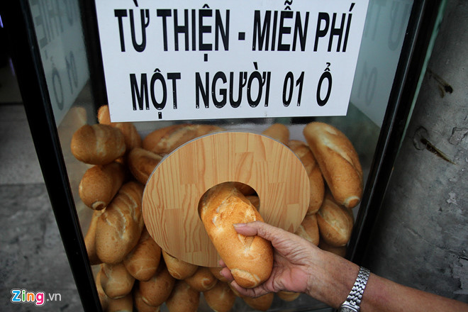 Thùng bánh mì miễn phí thu hút người nghèo ở Sài Gòn