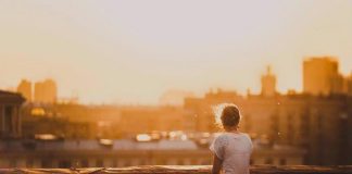 Này phụ nữ, hãy làm tình với người bạn yêu, nhưng phải chắc chắn họ xứng đáng với điều đó