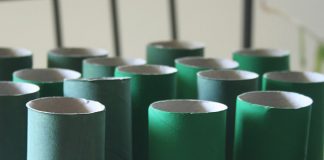 Độc đáo làm vòng nguyệt quế Giáng sinh từ... lõi giấy vệ sinh